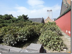 塀外側通路(鳳凰楼入口外西側)(2012年8月撮影) 塀外側通路(鳳凰楼入口外西側)(2012年8月撮影)